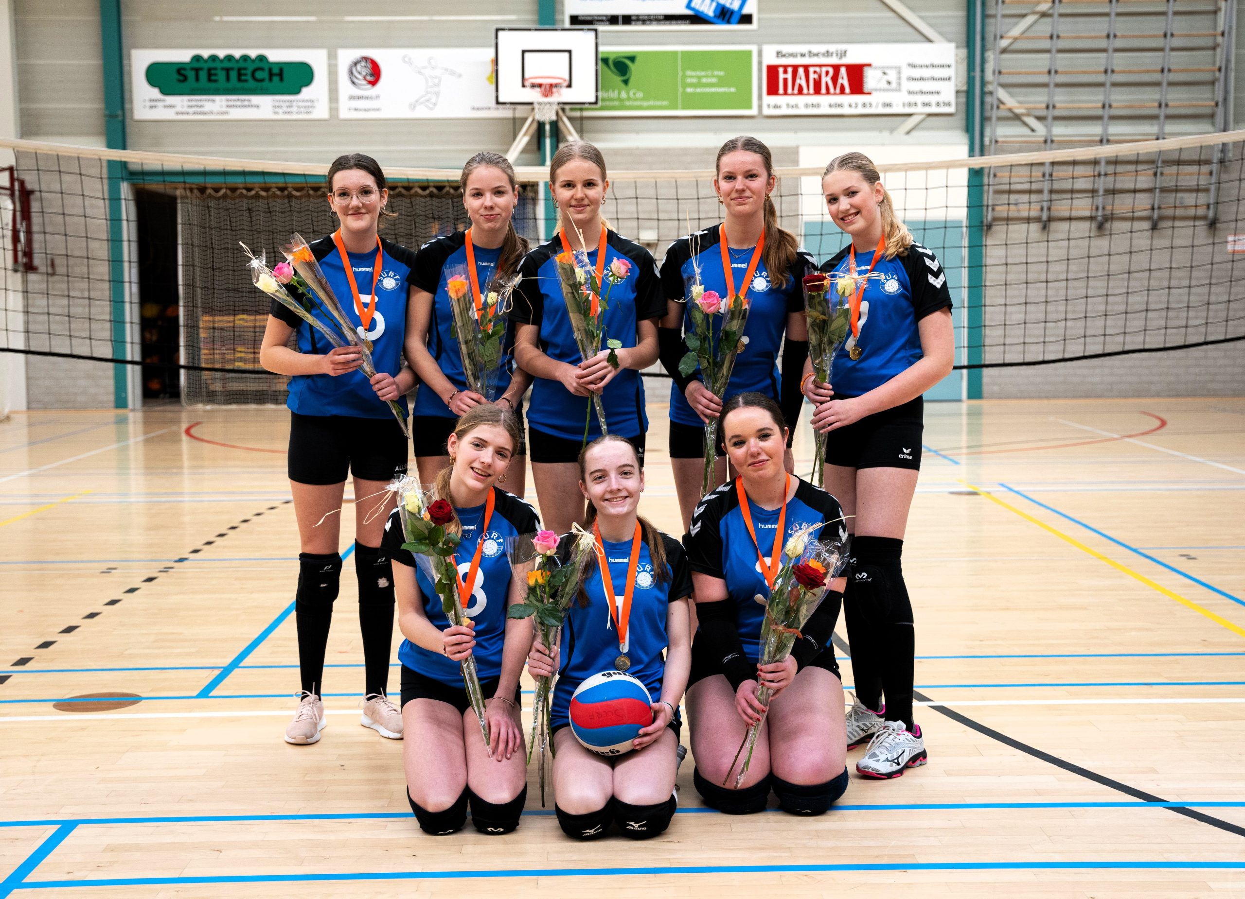 Volleybalmeiden SURF vieren kampioenschap