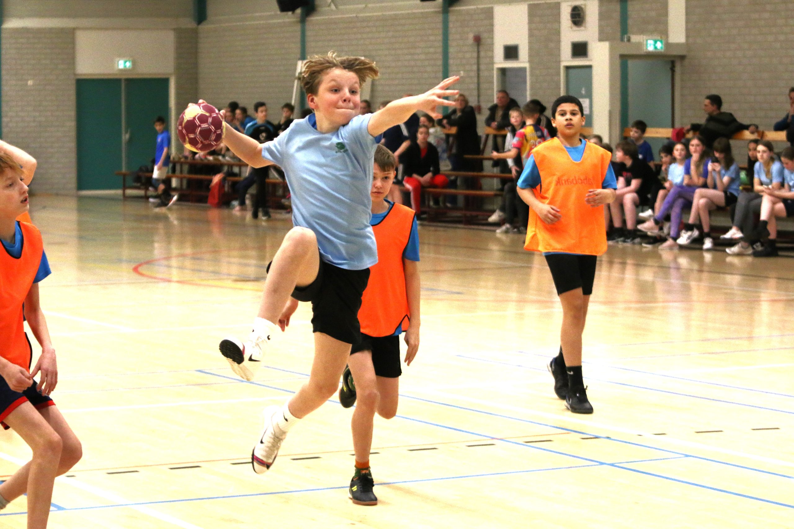 Schoolhandbal druk bezocht