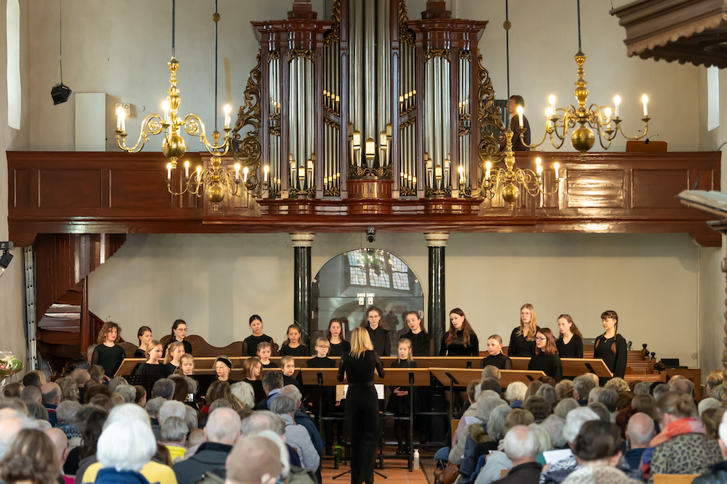 Roden Girl Choristers brengen Passie naar Vries