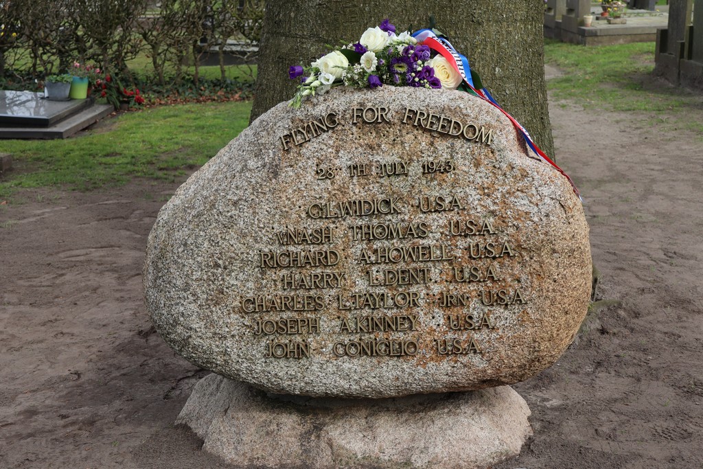 Adoptie oorlogsmonument op de begraafplaats in Vries 2024