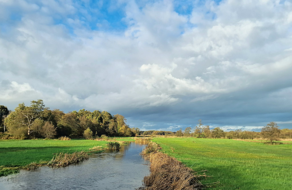 Struinen langs het water en door de hei